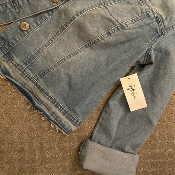 NWT Style & Co Cropped Denim Jacket with Raw Hemming on Bottom - Picture 6 of 8